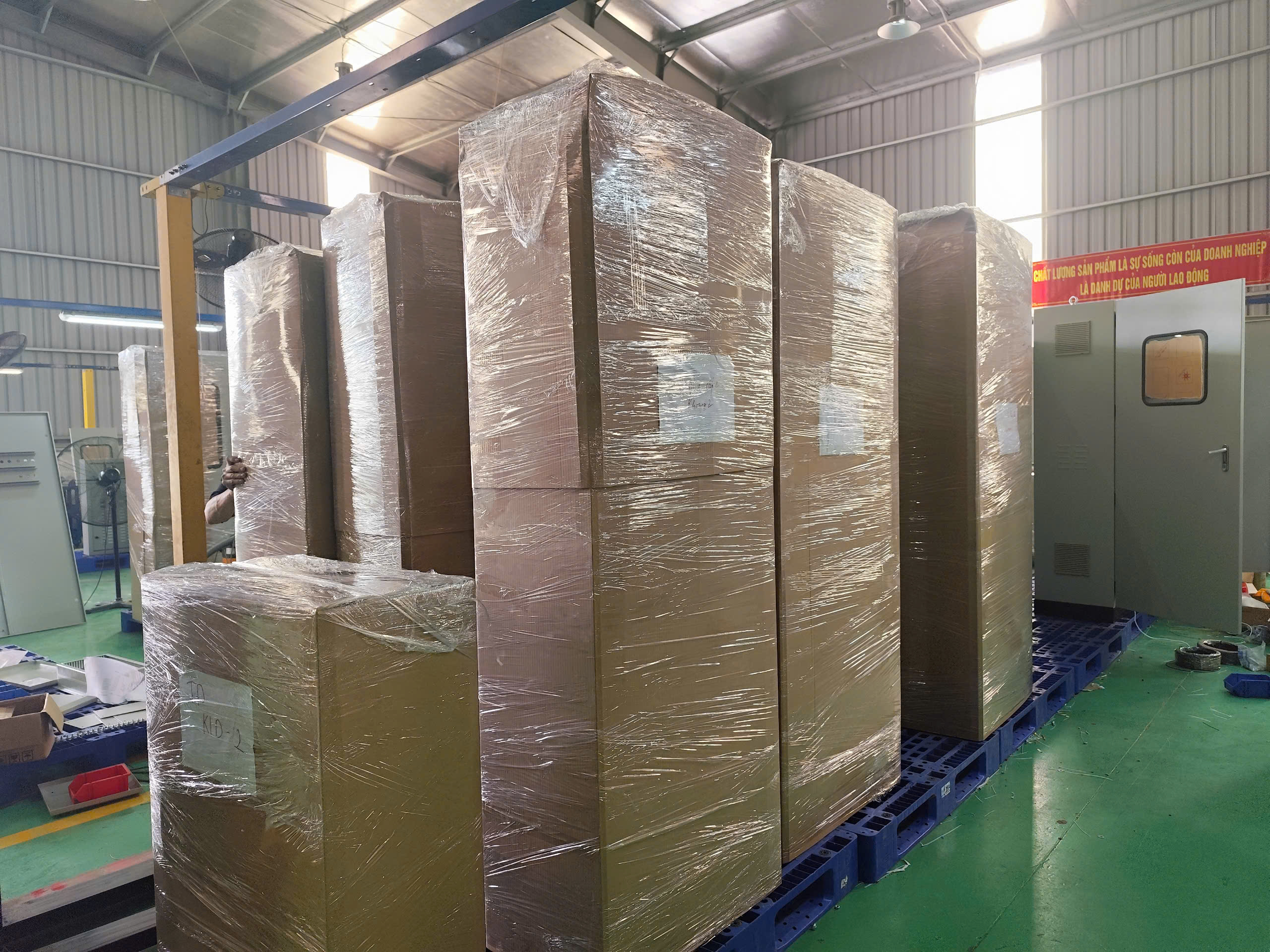 bàn giao tủ điện cho dự án tại vinhomes vũ yên